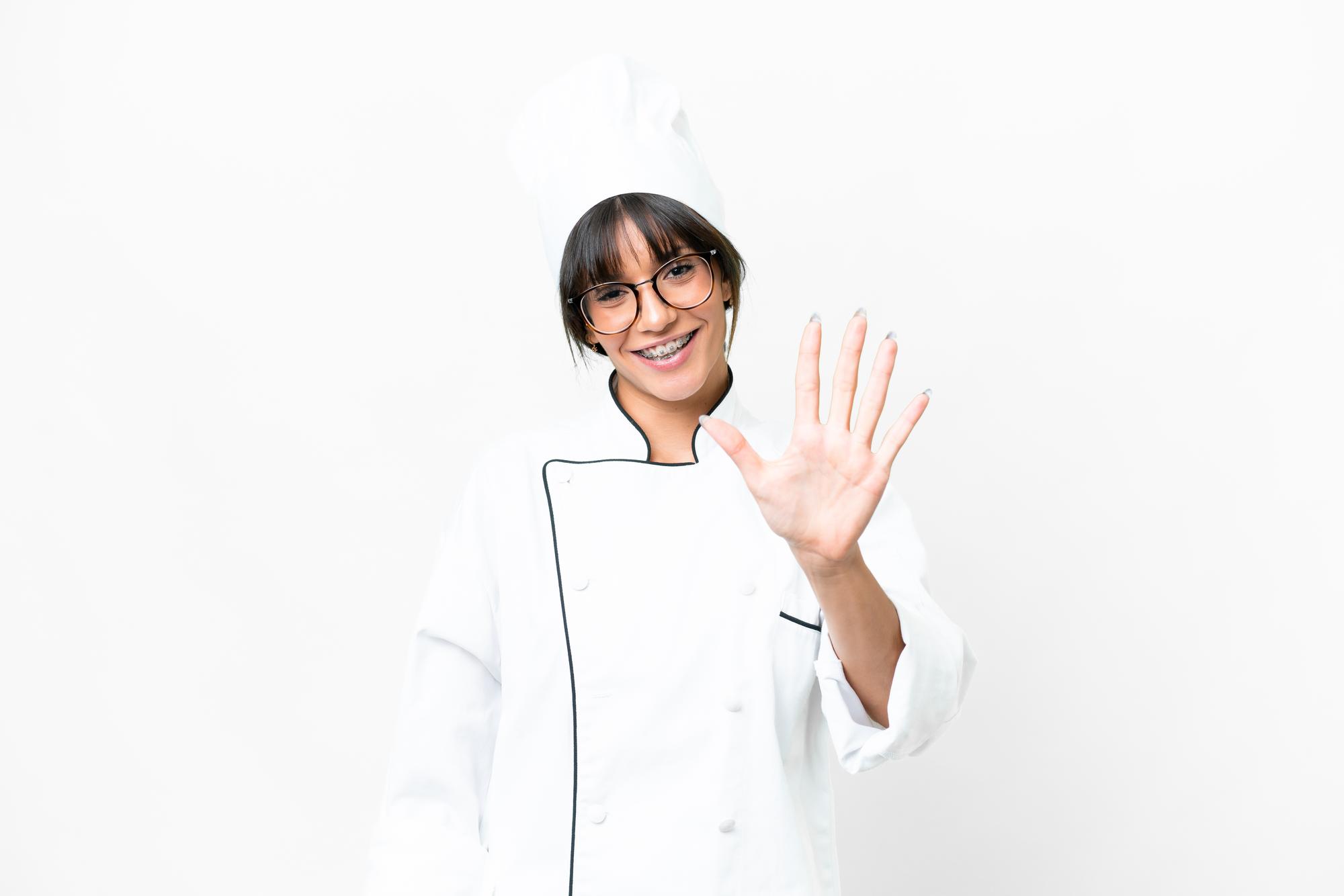 Chef che saluta davanti a una cucina