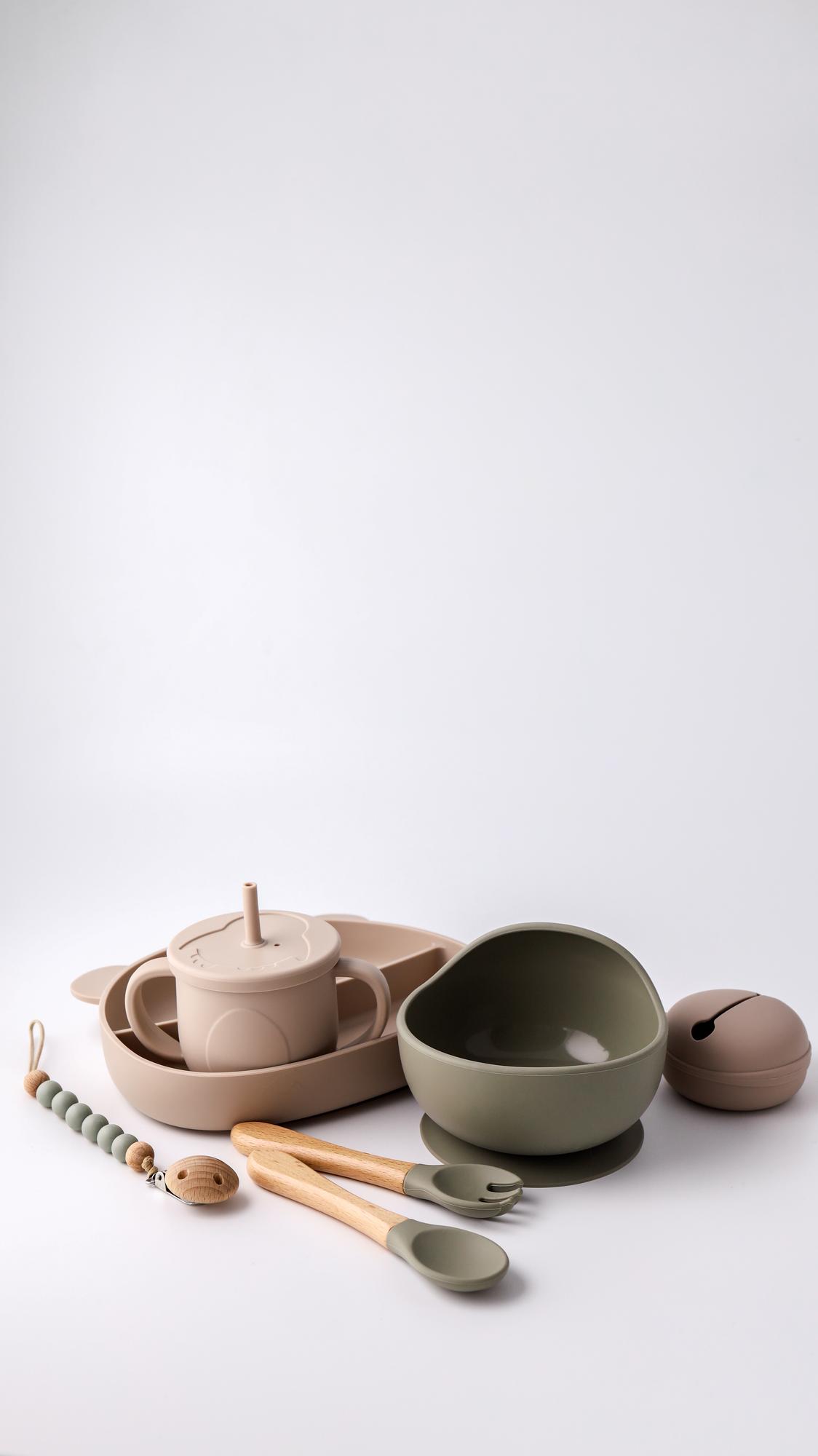 Set di utensili da cucina su sfondo chiaro